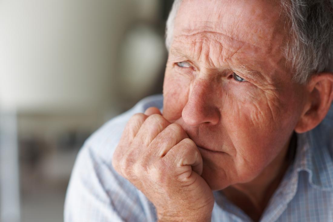 A ansiedade pode ser um sinal precoce da doença de Alzheimer 1 um homem mais velho parecendo preocupado