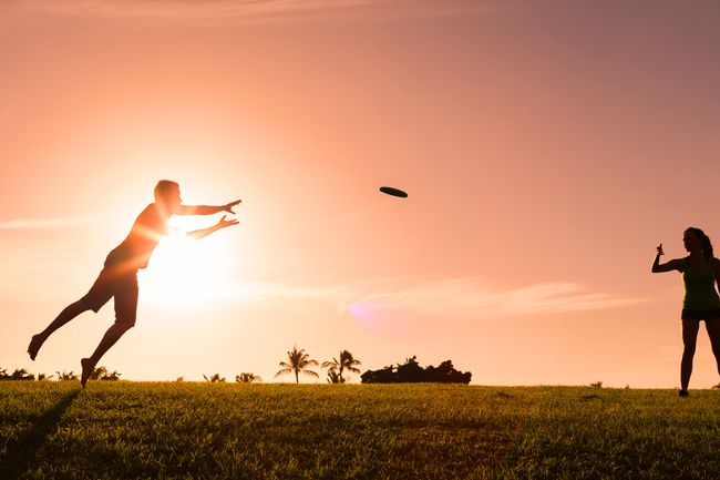 Maneiras de exercitar se você odeia malhar 8 foto de casal jogando frisbee