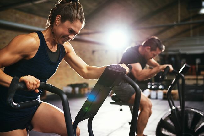 Maneiras de exercitar se você odeia malhar 10 foto de duas pessoas fazendo exercícios de alta intensidade