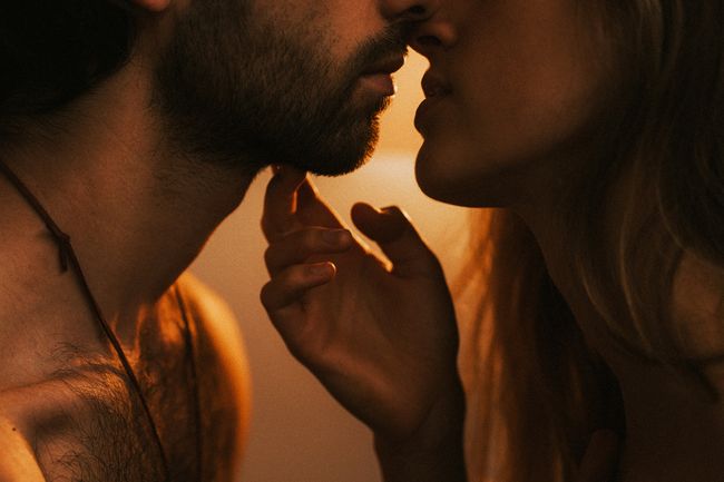 Maneiras de exercitar se você odeia malhar 3 foto de casal se inclinando para o beijo