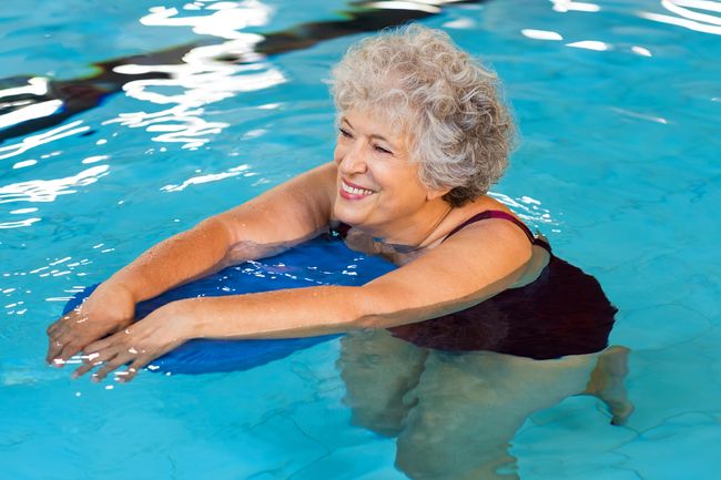 Maneiras de exercitar se você odeia malhar 9 foto de mulher madura, exercitando-se na piscina