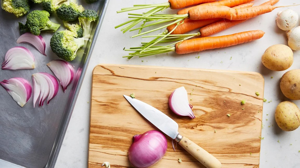 cebola, cenoura, batata e brócolis em um balcão da cozinha