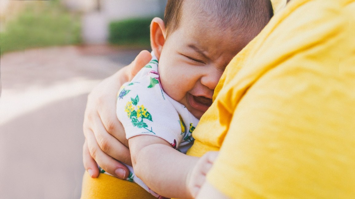 Por que meu bebê chora após as refeições? 1 Mother holding baby crying 1296x728 header 0