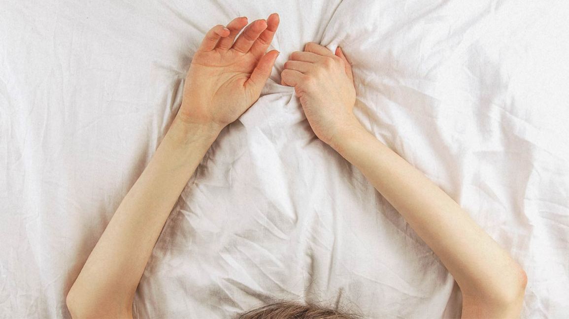 O atributo alt desta imagem está vazio. O nome do arquivo é woman_arms_bed-1296x728-header.jpg