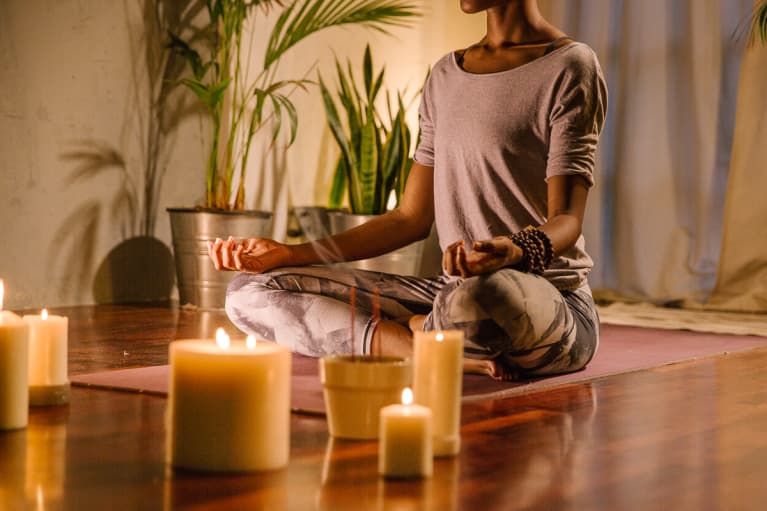 Mulher meditando pacificamente em uma noite de verão