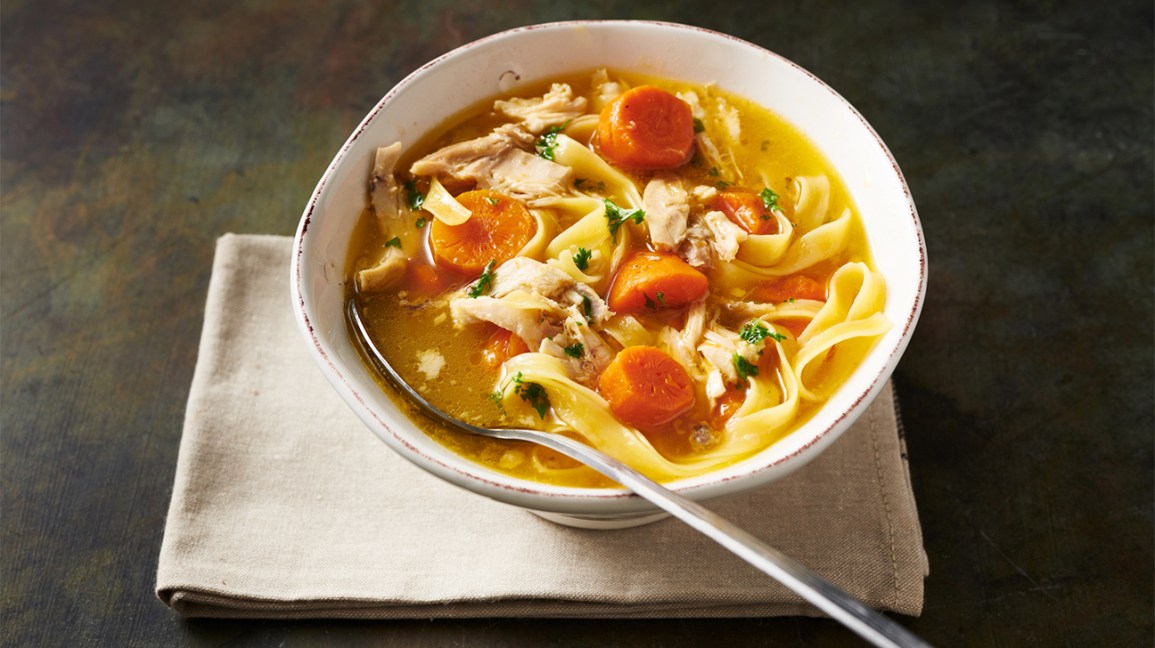 Sopa de macarrão de galinha