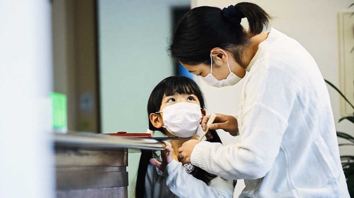 Como usar uma máscara facial corretamente 1 mom woman kid face mask hospital 1296x728 header
