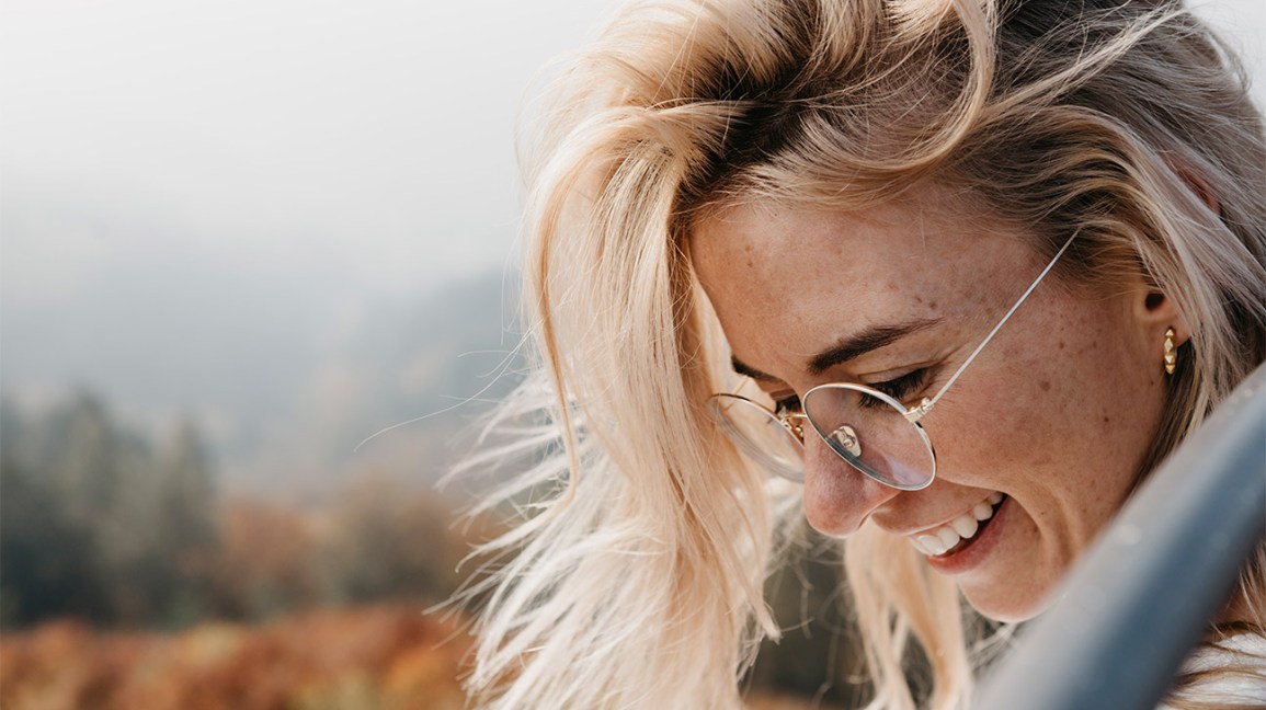 perfil de mulher sorrindo lá fora