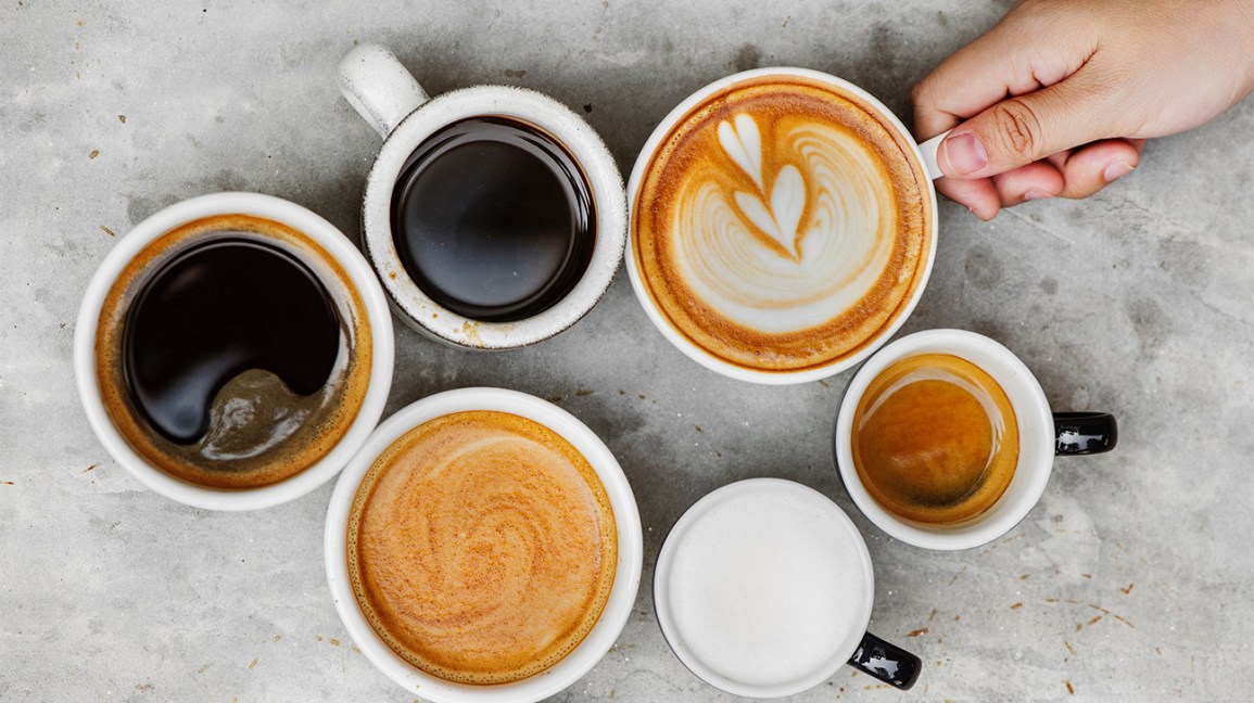 Copos com diferentes tipos de café e bebidas de café