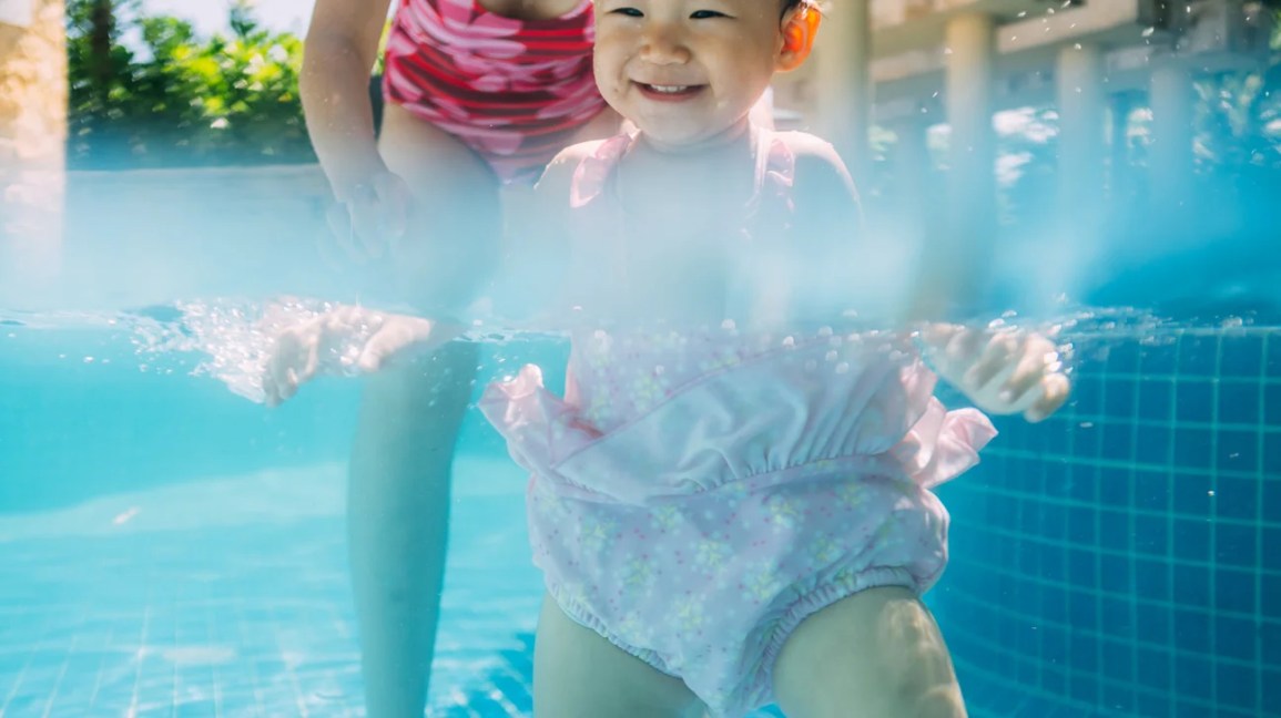 bebê na piscina