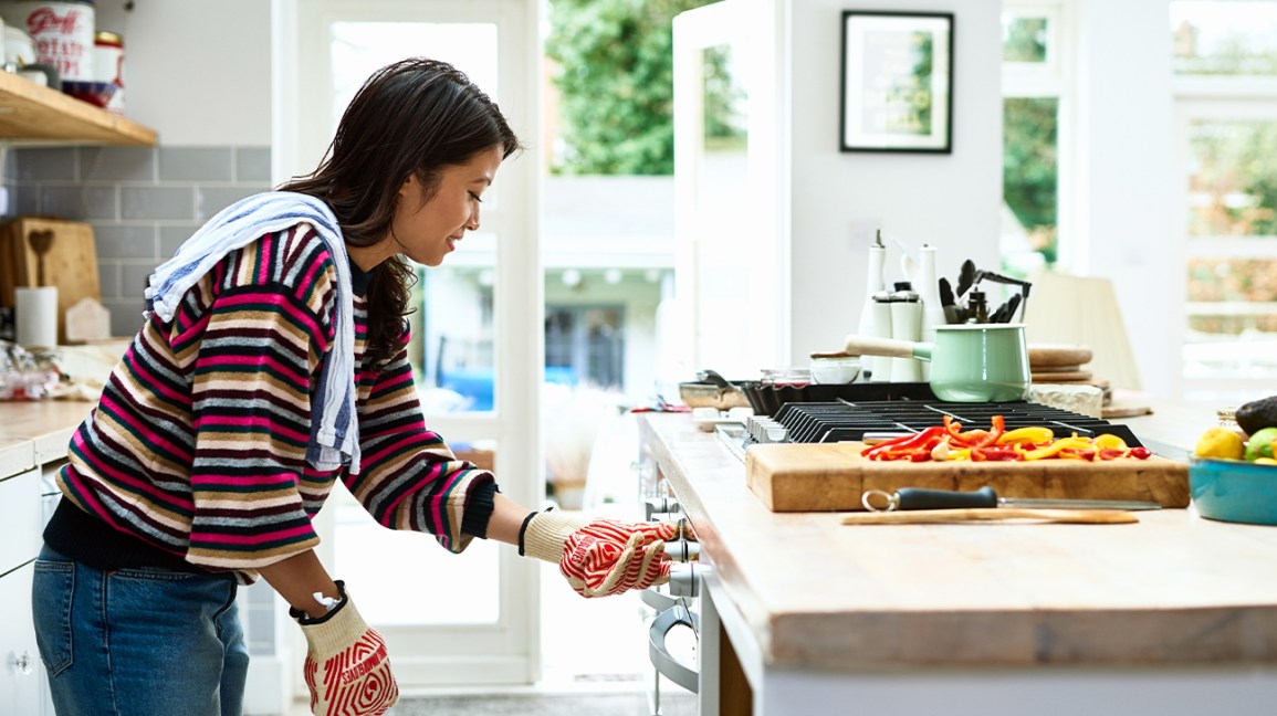 Mulher cozinhando na cozinha