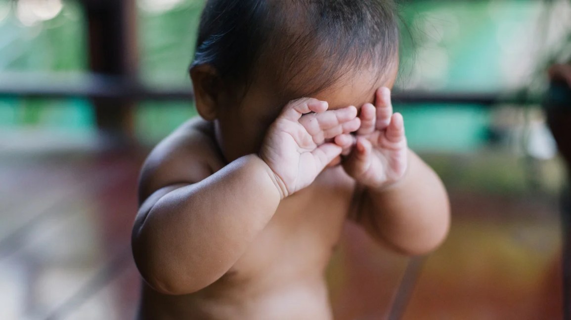 Bebê esfregando os olhos