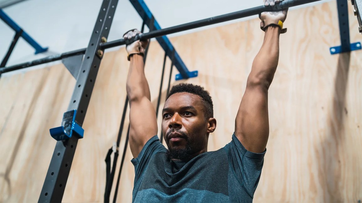 Pessoa se preparando para um pull-up na academia