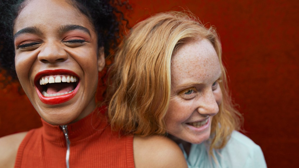 Esta imagem tem um texto alternativo em branco, o nome da imagem é black-and-white-friends-laughing-together-1296x728-header.jpg