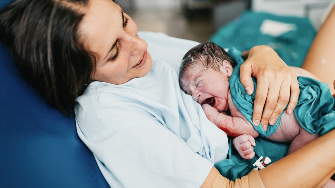 Mãe com bebê após o parto