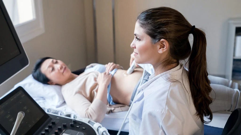 um médico fazendo um ultra-som para tentar detectar placenta circunvalada