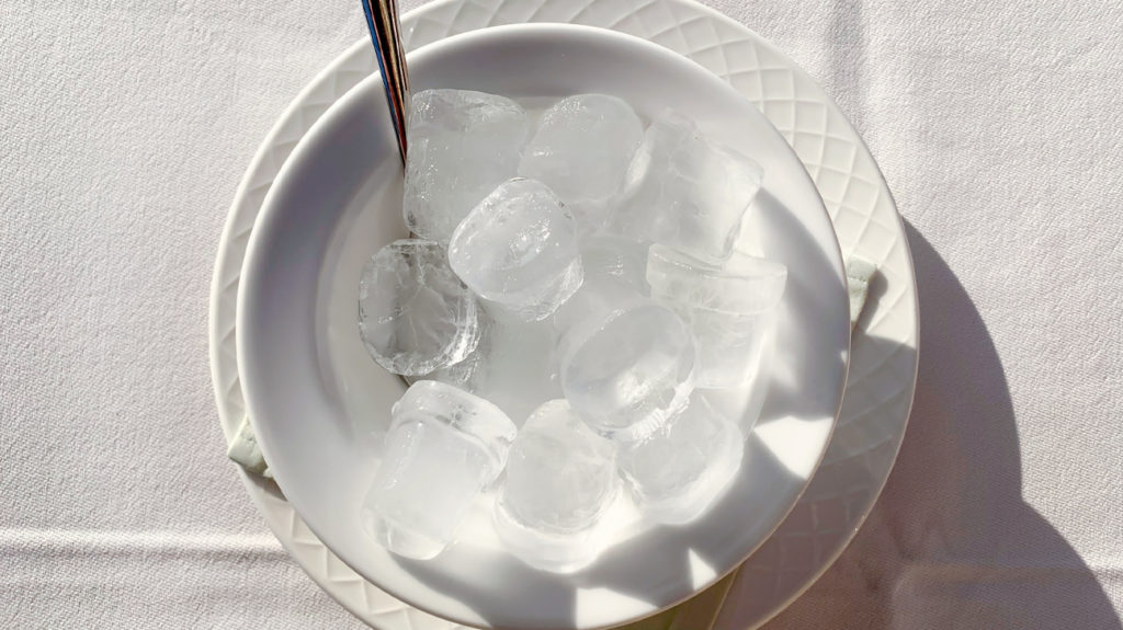 um prato de gelo onde, se alguém o comer, é considerado comer gelo, pica ou papofagia