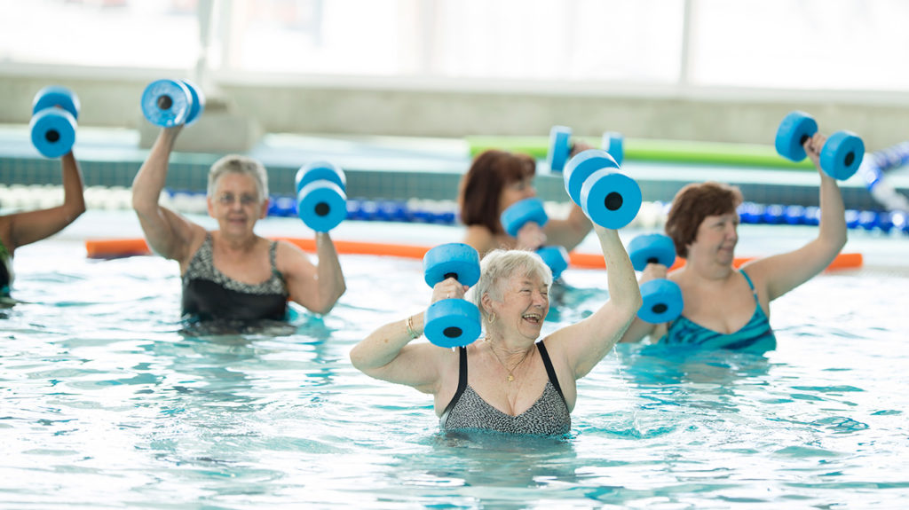 senhoras idosas fazendo exercícios em uma piscina como uma das formas naturais de reduzir a pressão arterial