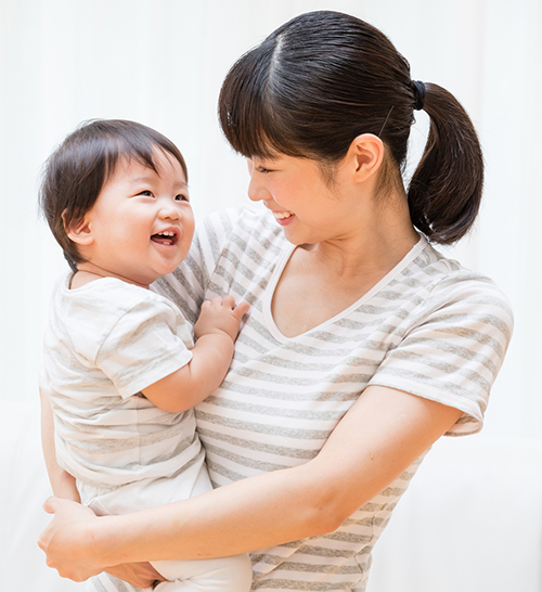 Mãe, segurando o filho infantil.