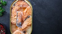 Salmão sockeye de peixe enlatado em mesa de ardósia