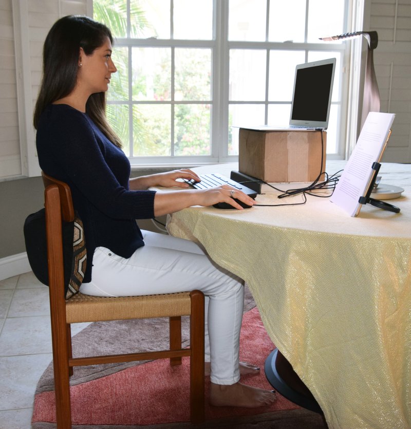 A nora do autor demonstra postura ergonômica ideal.